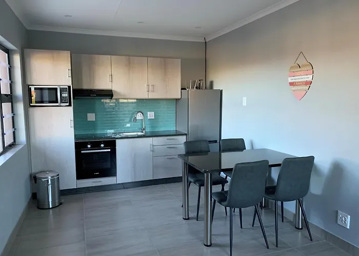 Elephant House, 2 Bedroom House, Next To Pilanesberg And Sun City